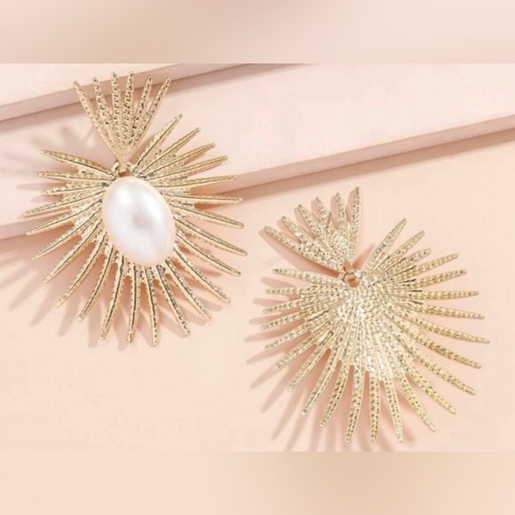 Zara Radiance Large Pearl Heart Crown Sunburst Beam Ray Regal Royal Gold Earring - Picture 4 of 16